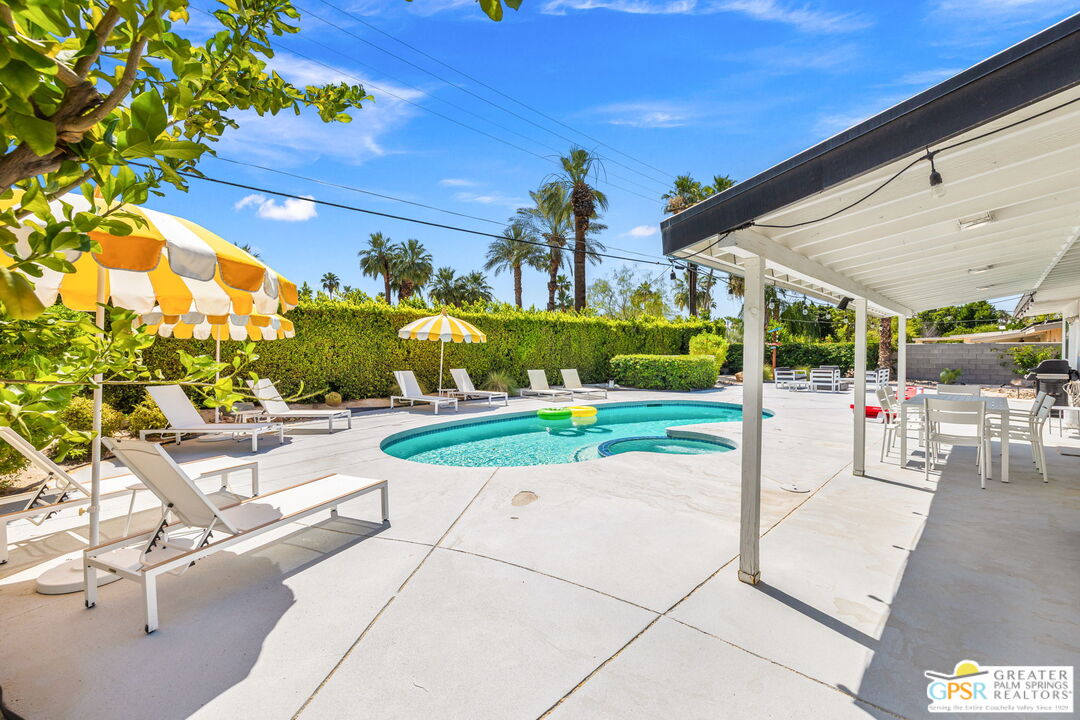 242 NE Cerritos Dr