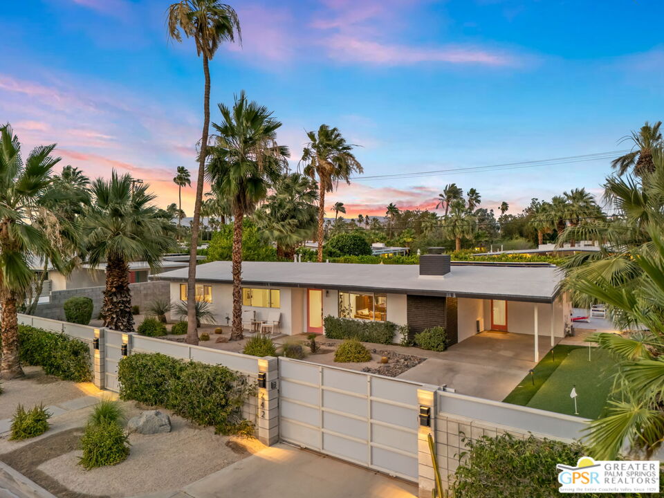 242 NE Cerritos Dr