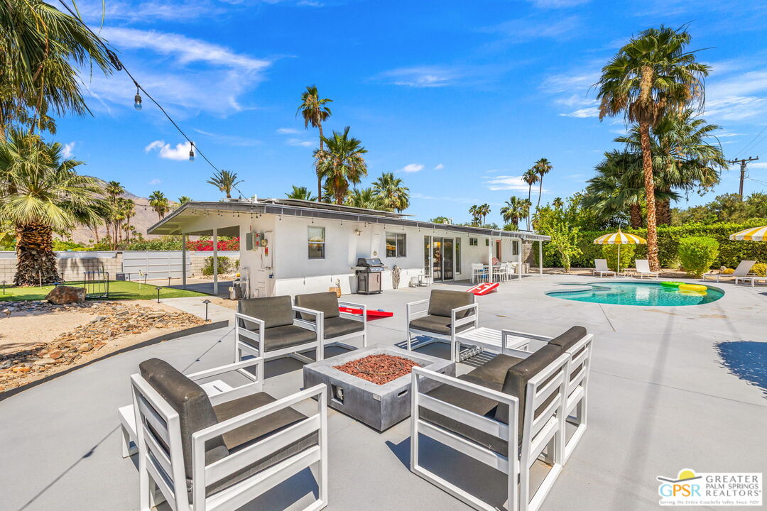 242 NE Cerritos Dr