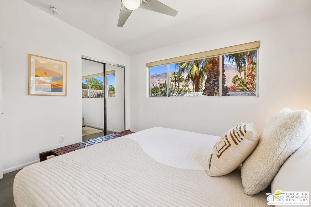 242 NE Cerritos Dr