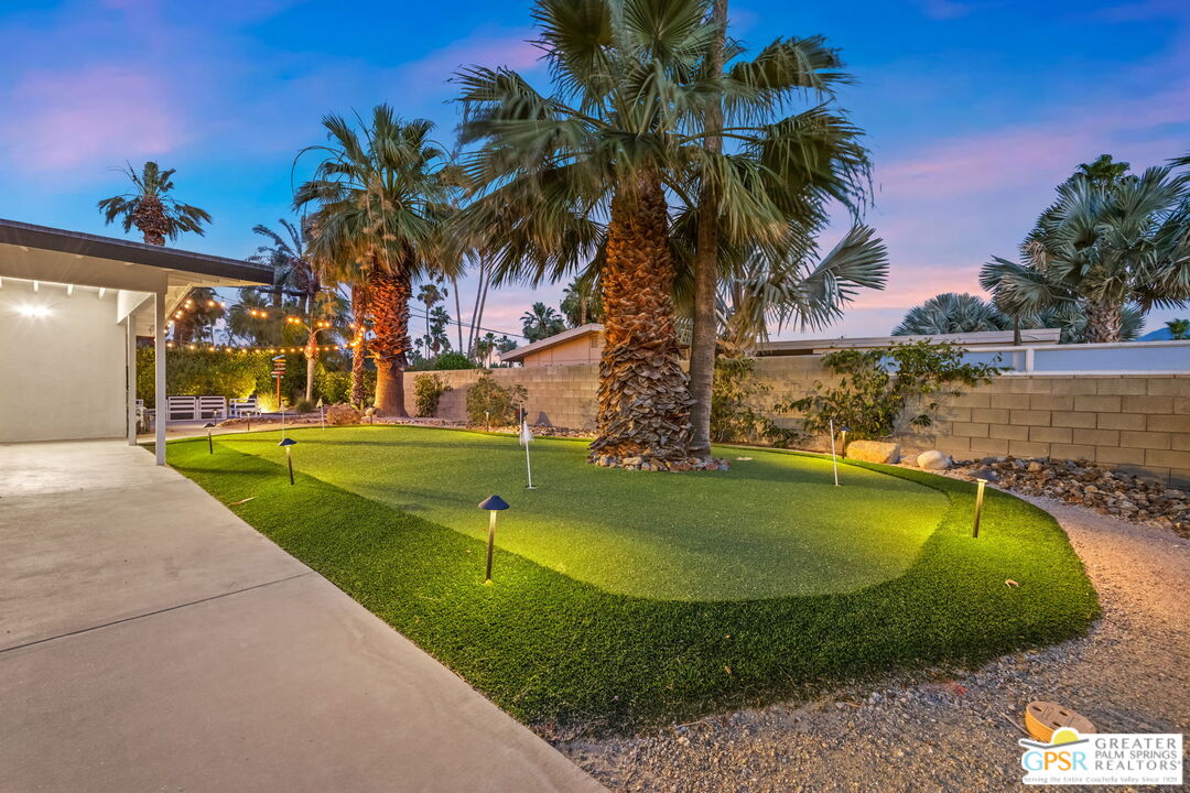 242 NE Cerritos Dr