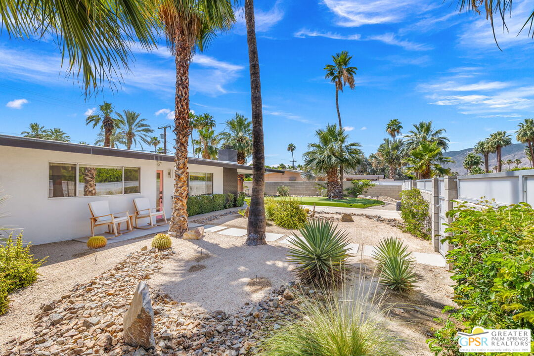 242 NE Cerritos Dr