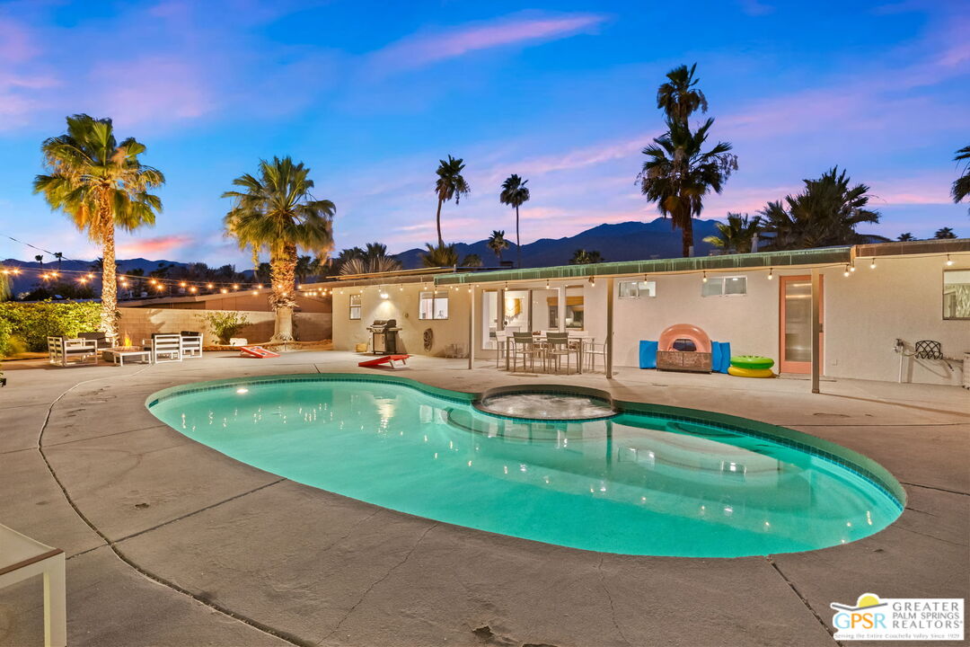 242 NE Cerritos Dr