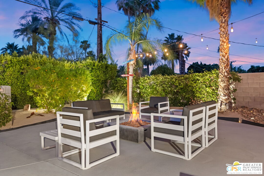 242 NE Cerritos Dr