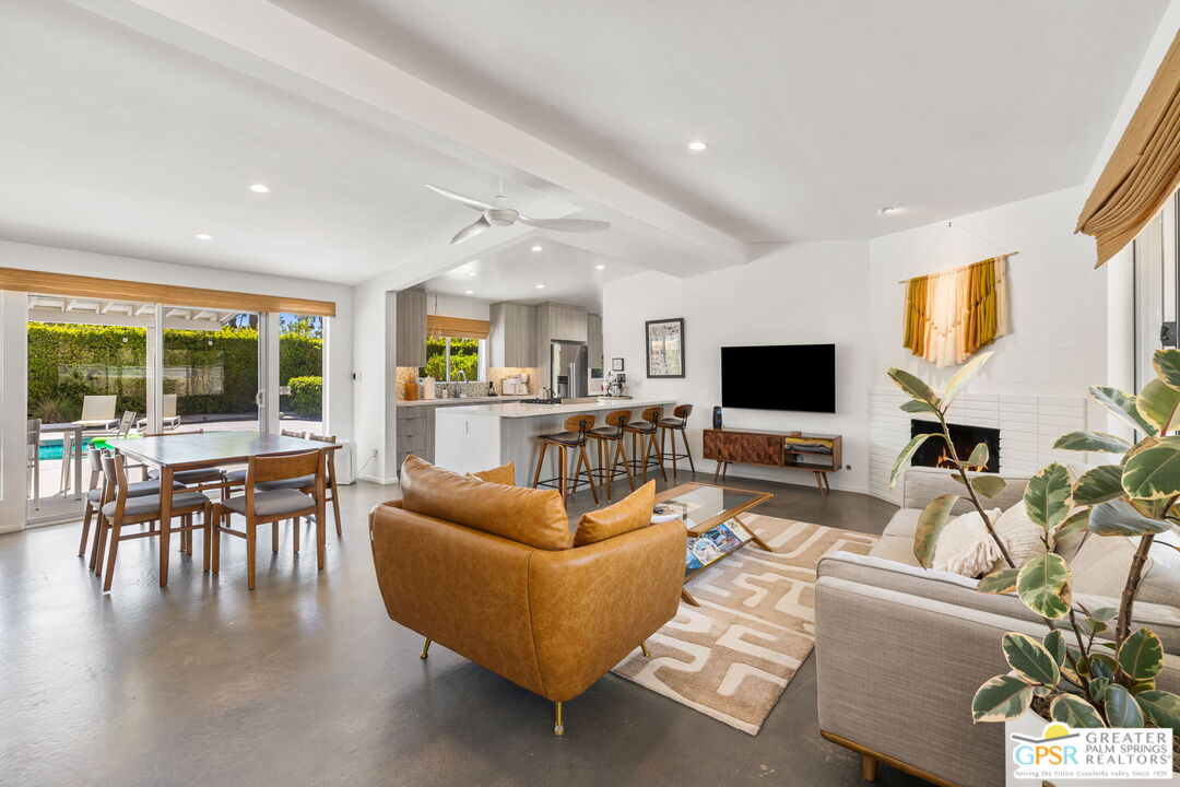 242 NE Cerritos Dr