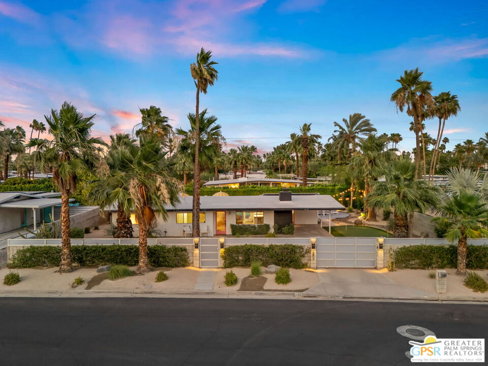 242 NE Cerritos Dr