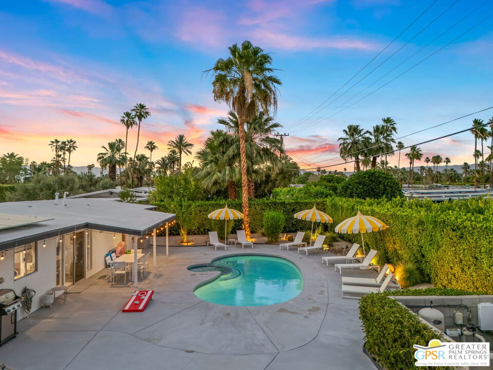 242 NE Cerritos Dr