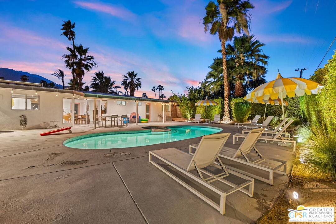 242 NE Cerritos Dr