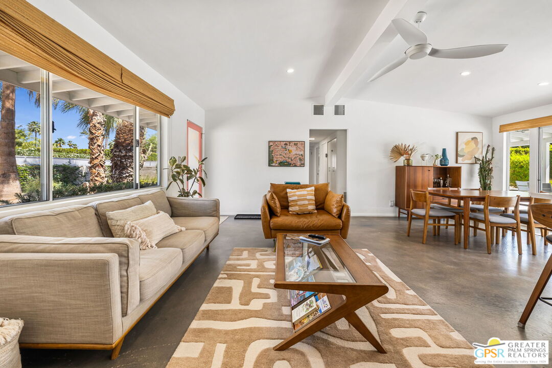 242 NE Cerritos Dr