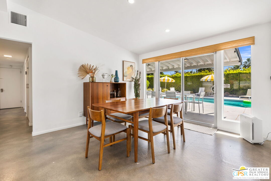 242 NE Cerritos Dr