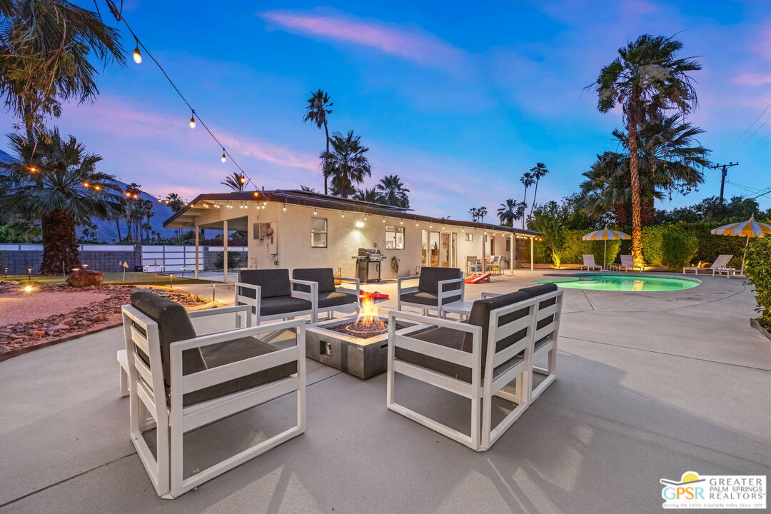 242 NE Cerritos Dr