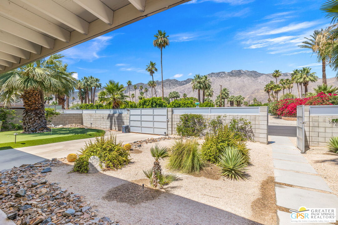 242 NE Cerritos Dr