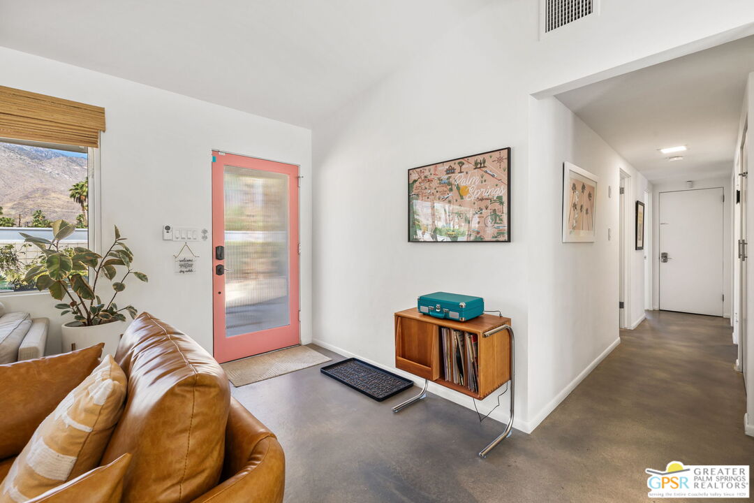 242 NE Cerritos Dr
