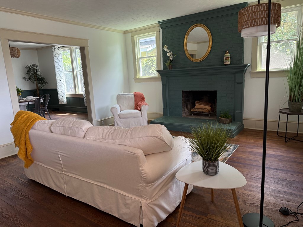 1005 Lawrence Avenue