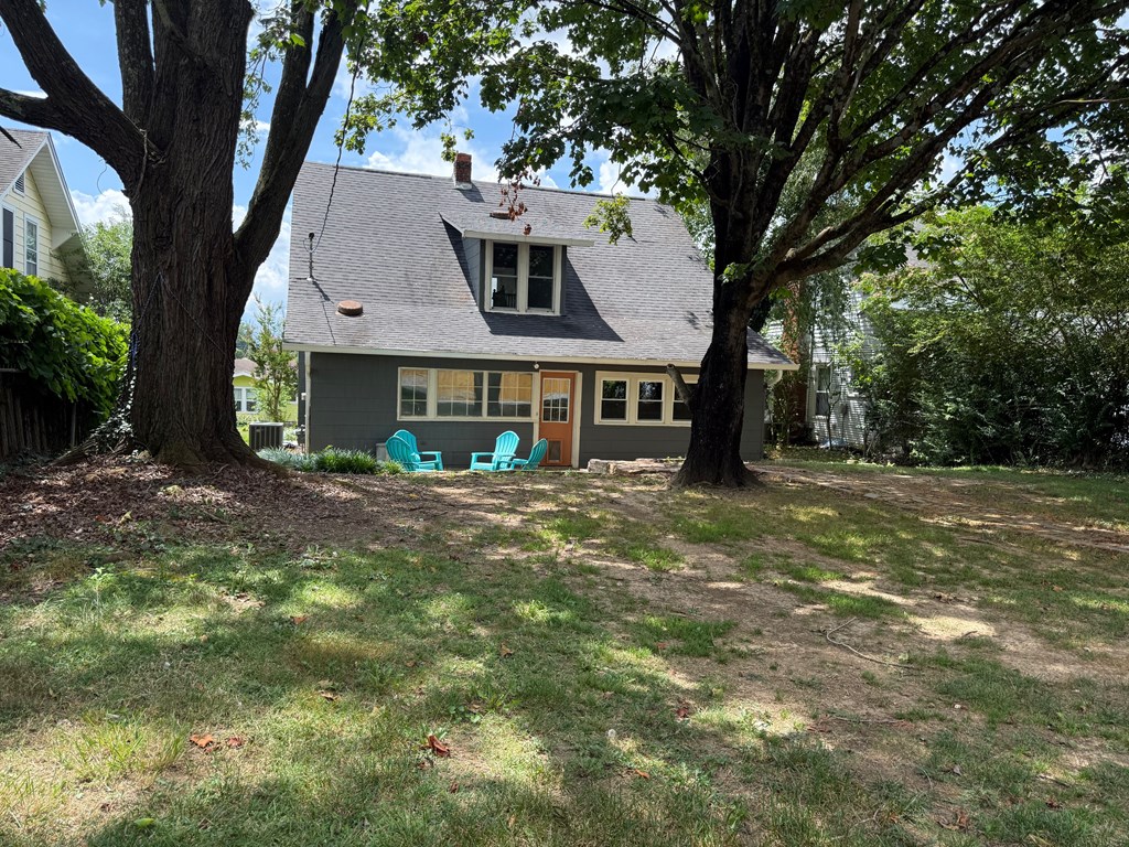 1005 Lawrence Avenue