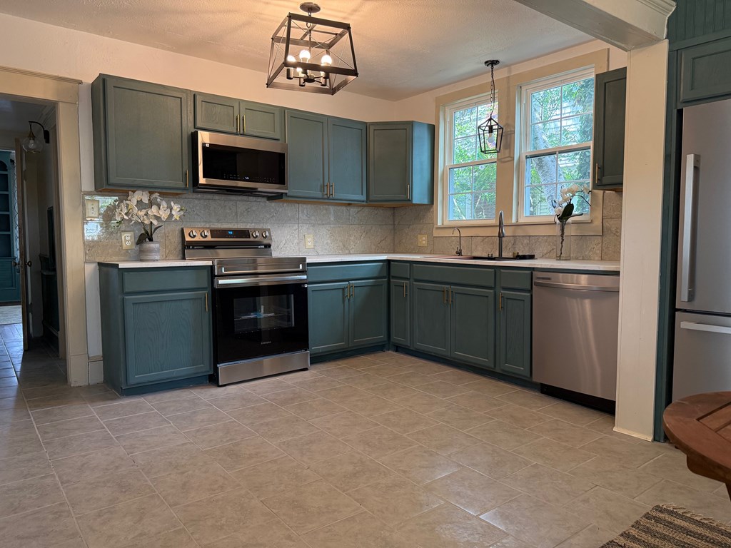 1005 Lawrence Avenue