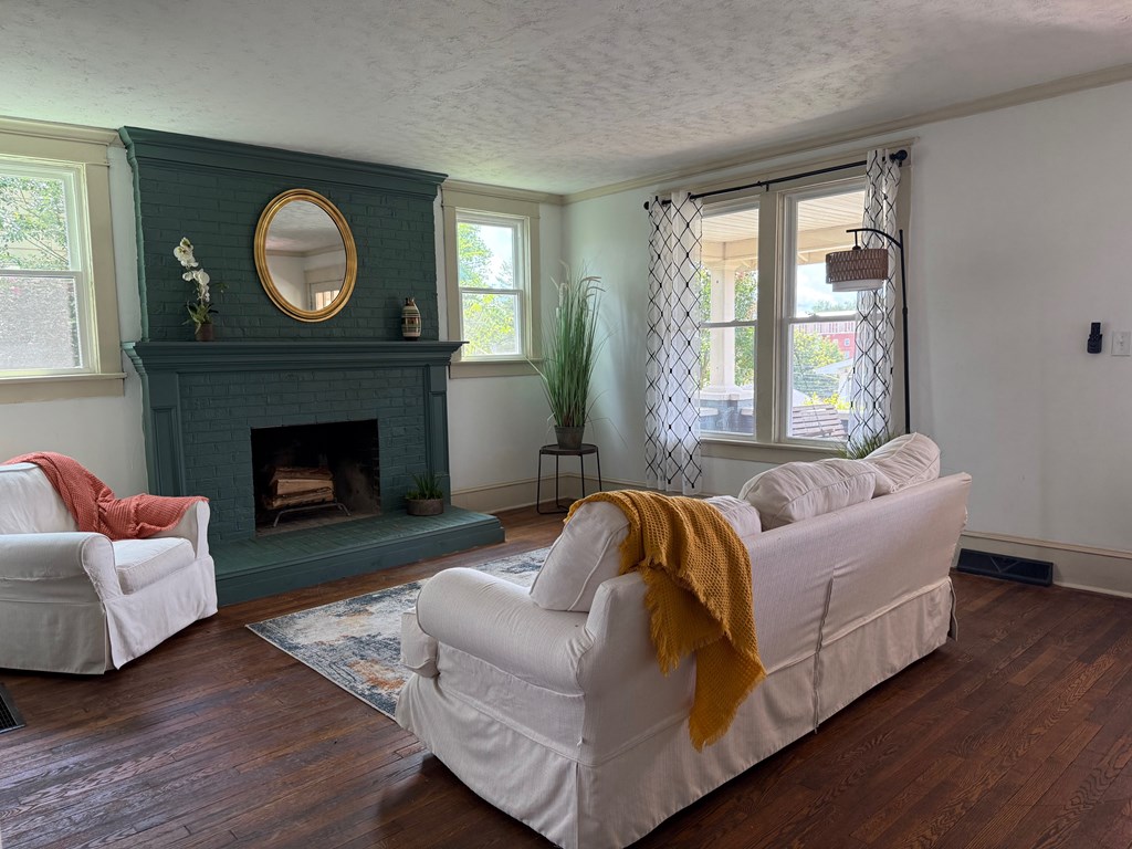 1005 Lawrence Avenue