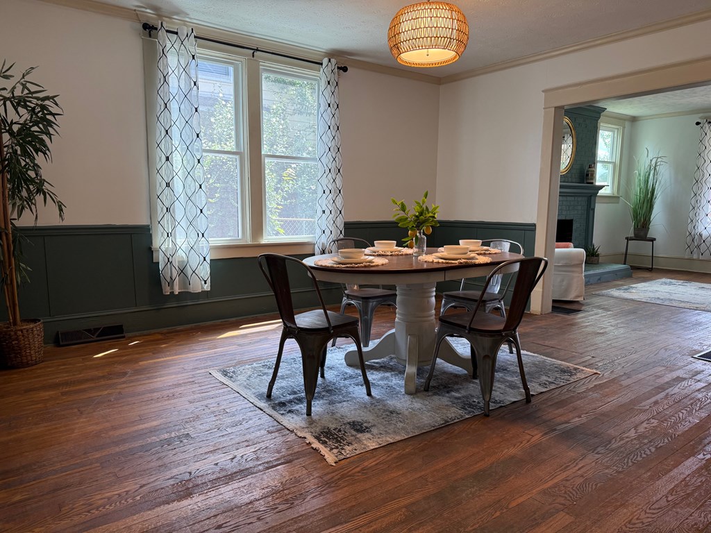 1005 Lawrence Avenue