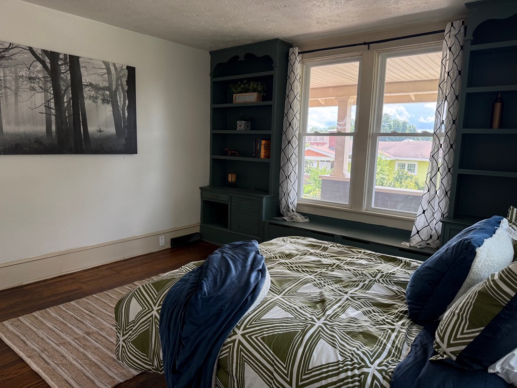 1005 Lawrence Avenue