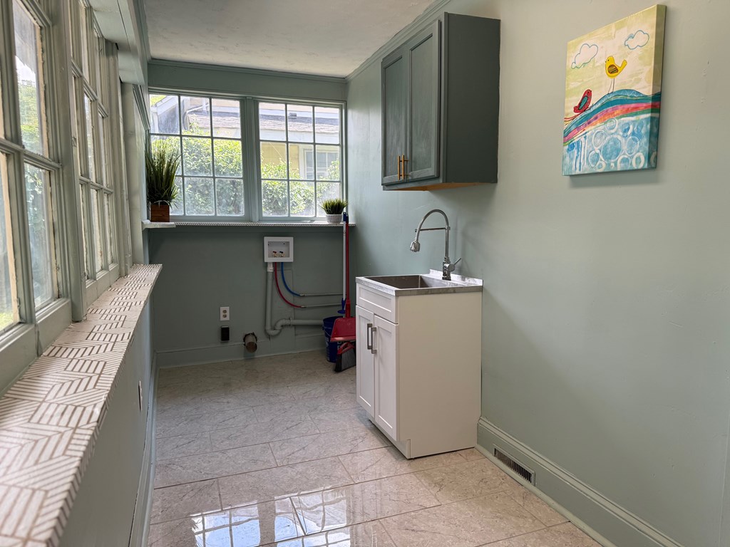 1005 Lawrence Avenue