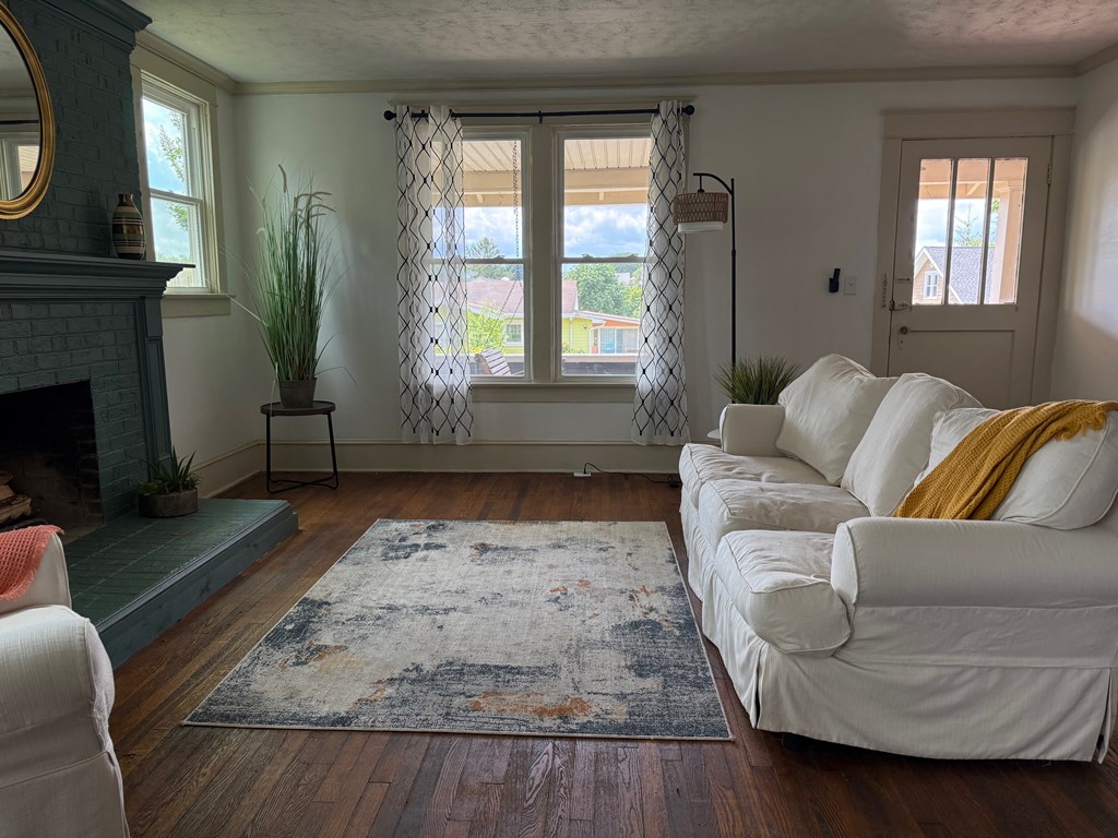 1005 Lawrence Avenue