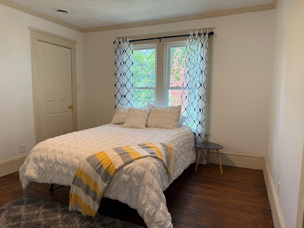 1005 Lawrence Avenue