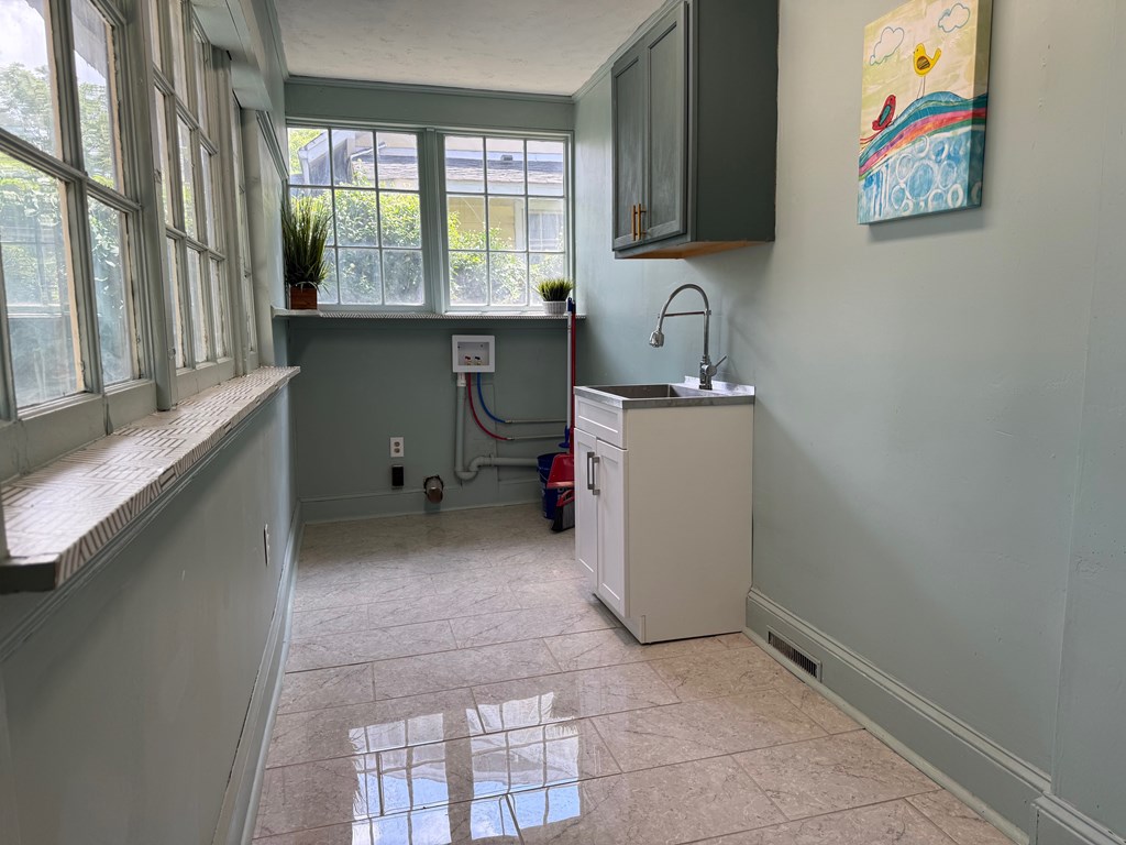 1005 Lawrence Avenue