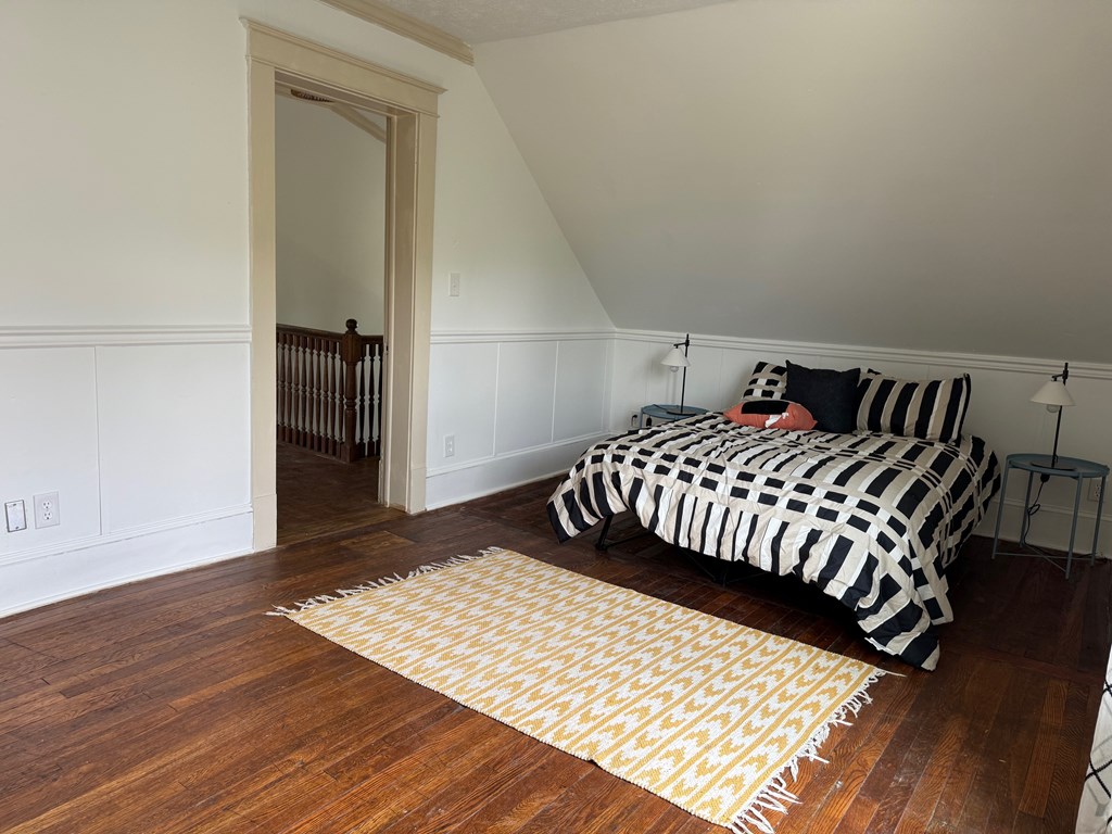 1005 Lawrence Avenue