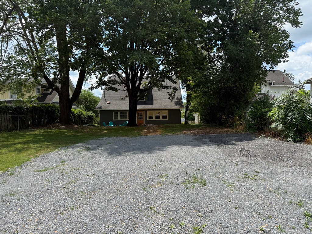 1005 Lawrence Avenue