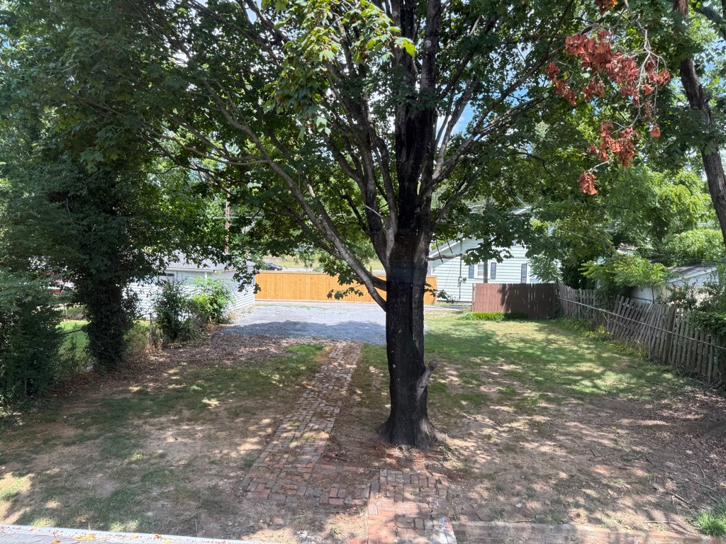 1005 Lawrence Avenue