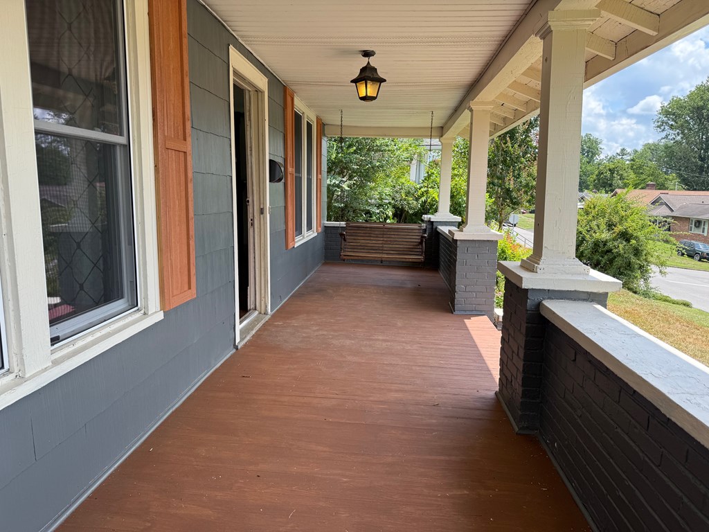 1005 Lawrence Avenue