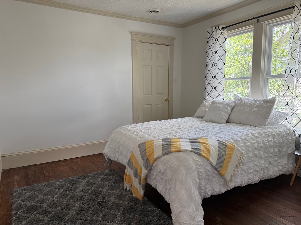 1005 Lawrence Avenue