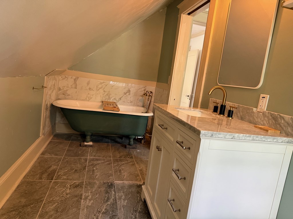 1005 Lawrence Avenue