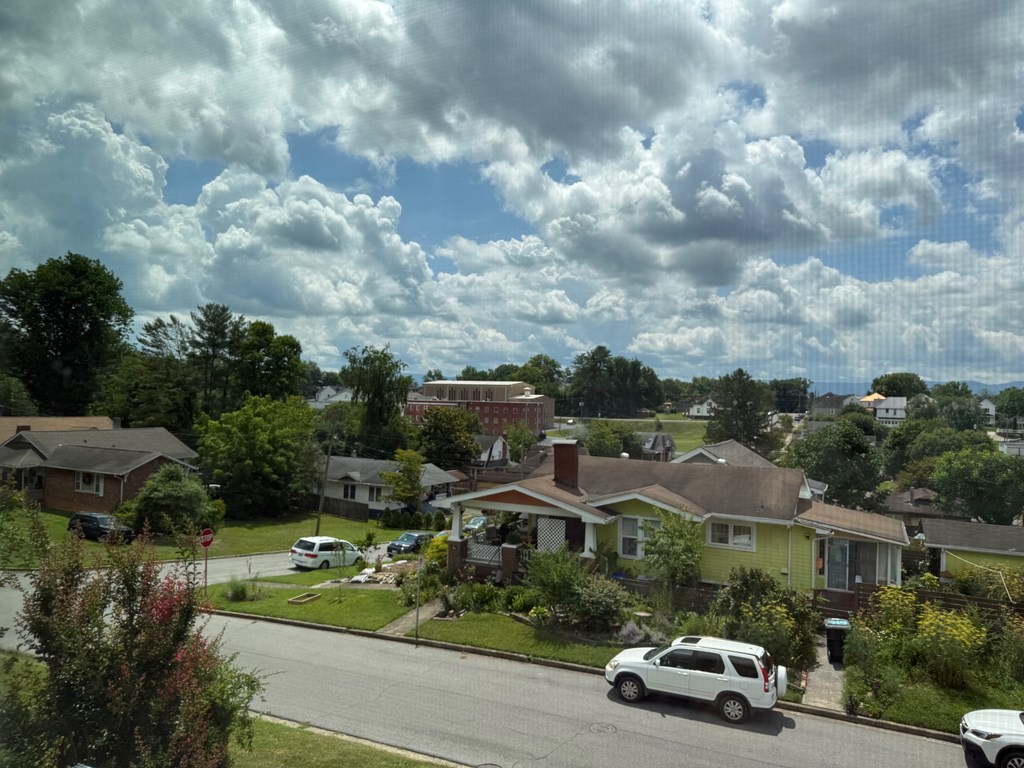 1005 Lawrence Avenue