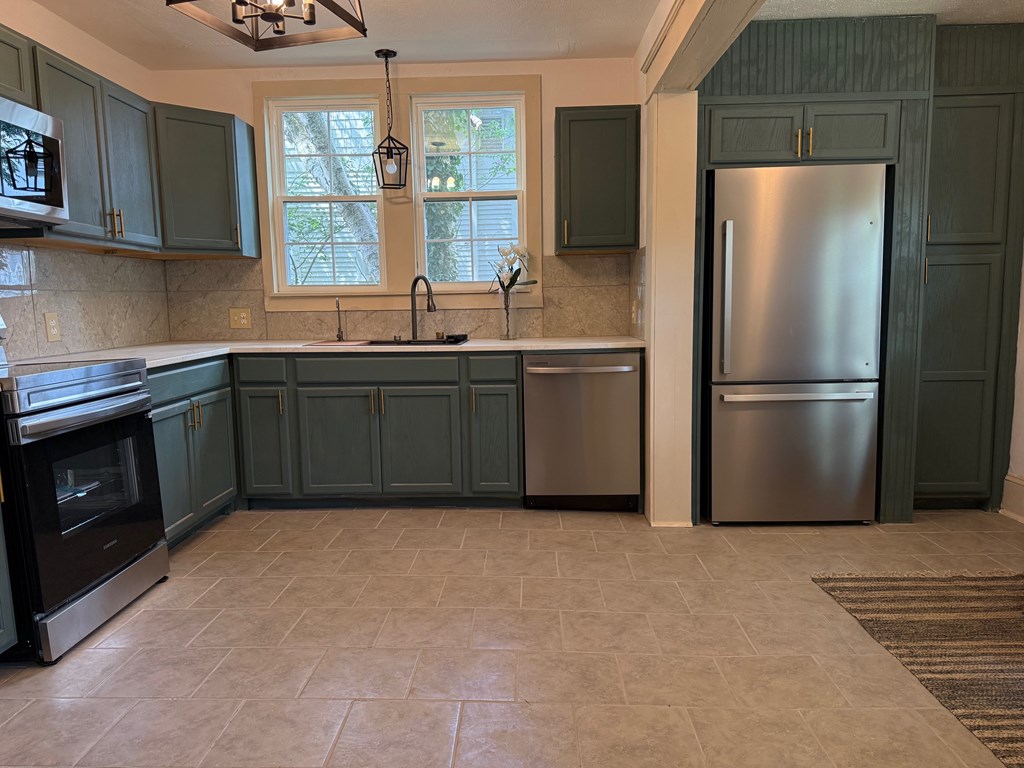 1005 Lawrence Avenue