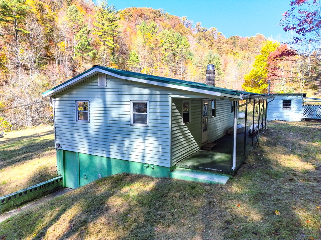 8836 Lovers Gap Road, Vansant