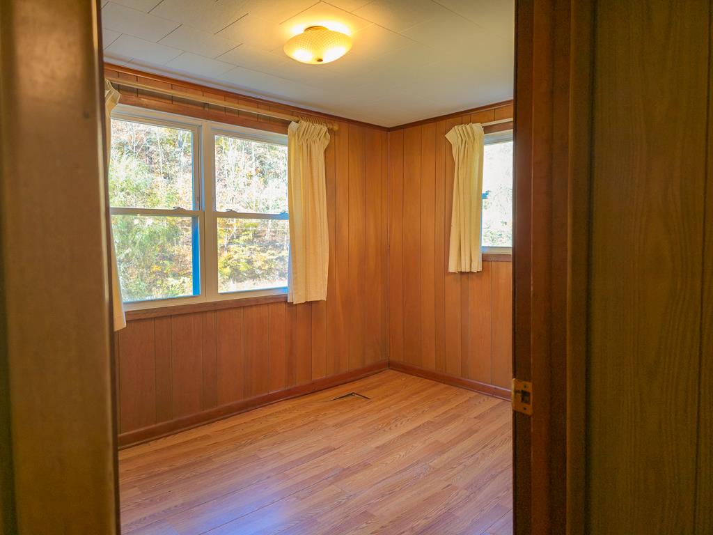 8836 Lovers Gap Road, Vansant