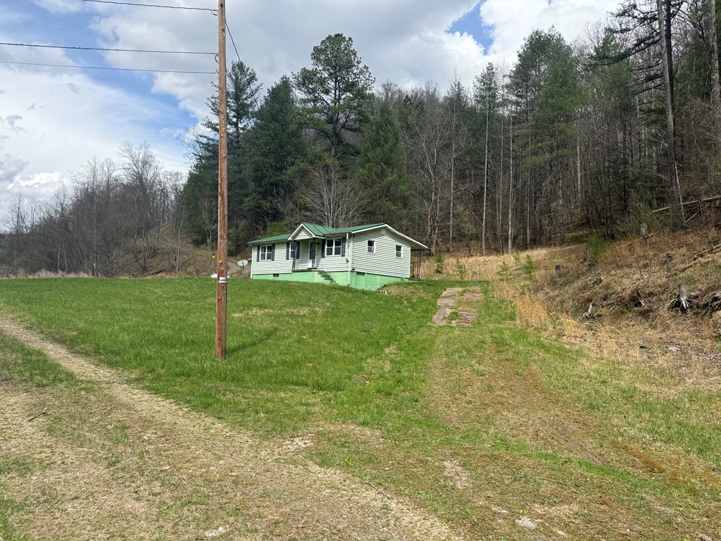 8836 Lovers Gap Road, Vansant