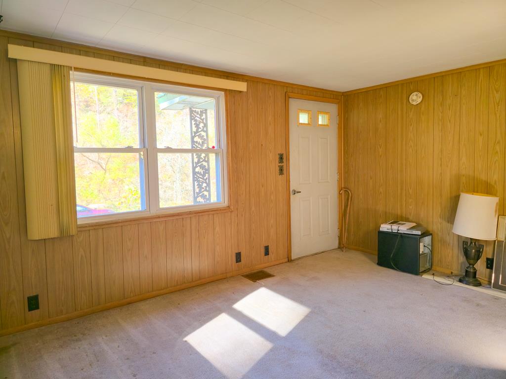 8836 Lovers Gap Road, Vansant