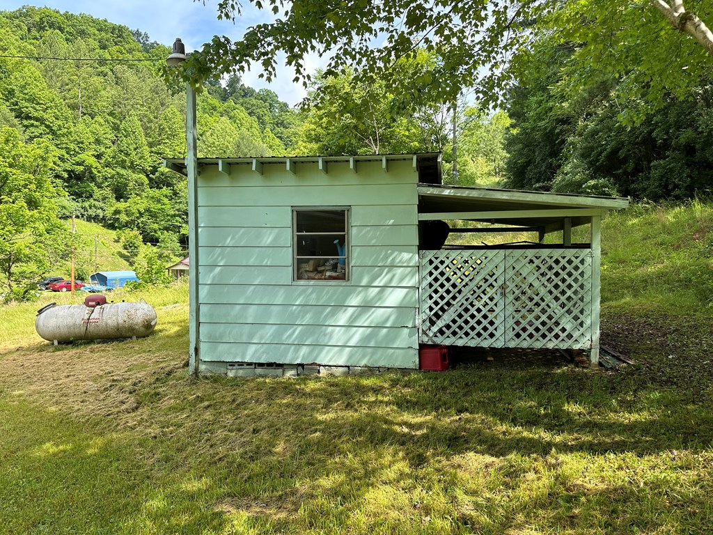 8836 Lovers Gap Road, Vansant