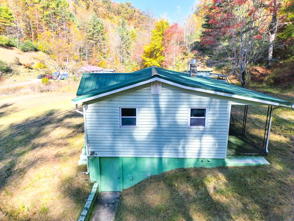 8836 Lovers Gap Road, Vansant