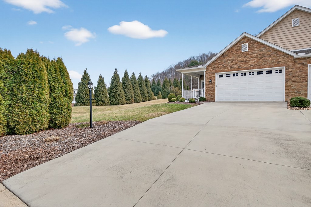 11500 Meadowood Drive