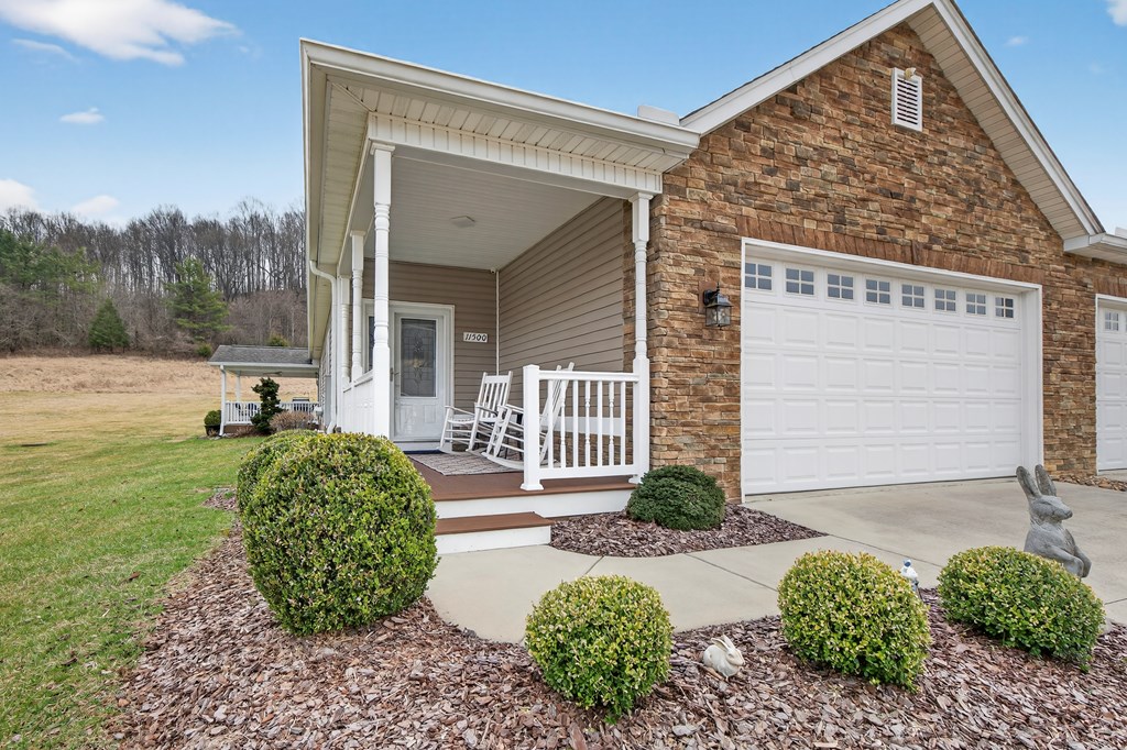 11500 Meadowood Drive