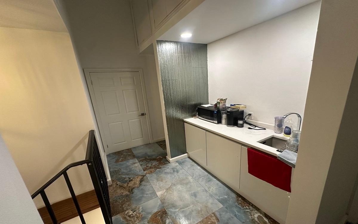 COLLINS AVENUE BUSINESS OFFICE SPACE