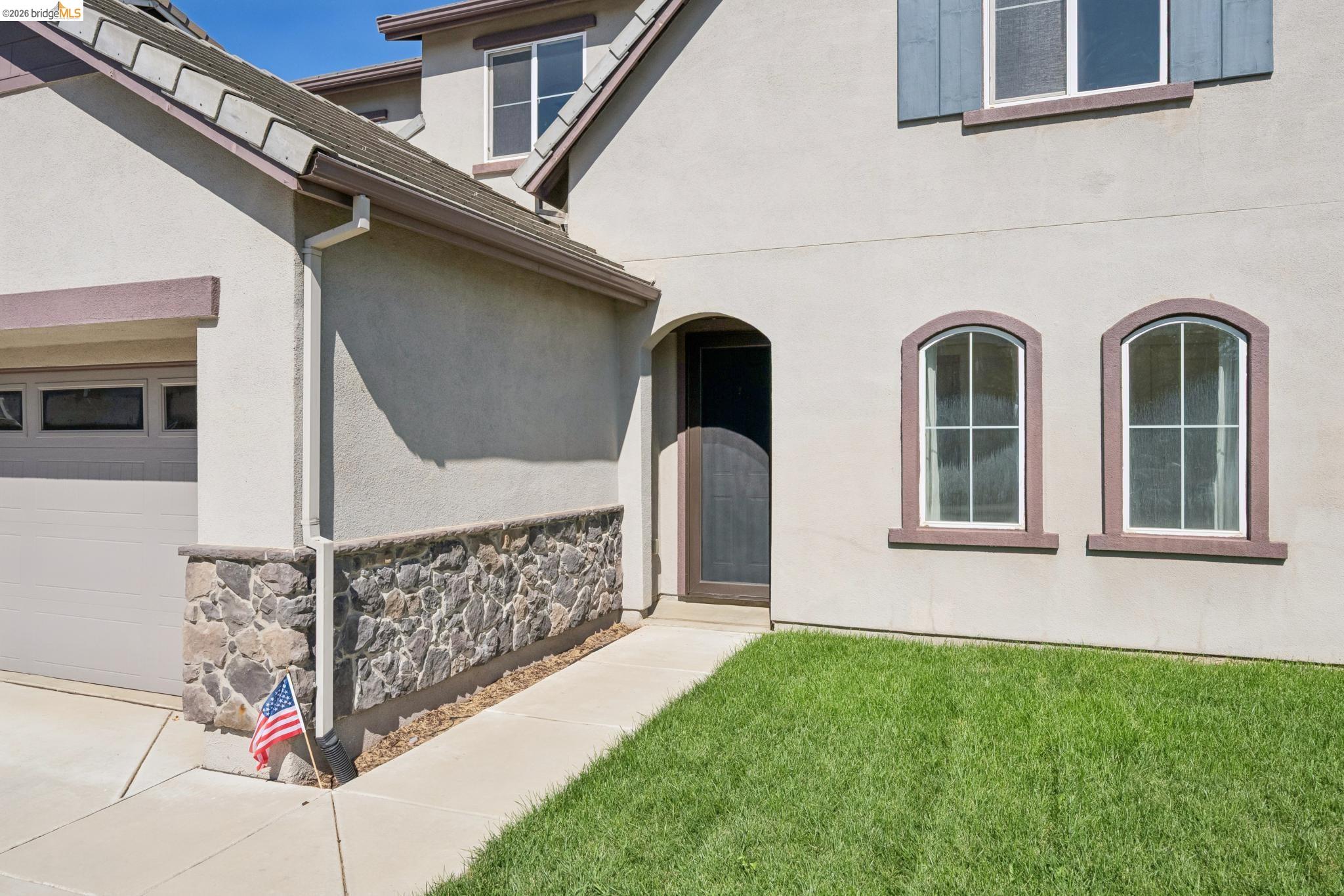 320 Heritage Ln