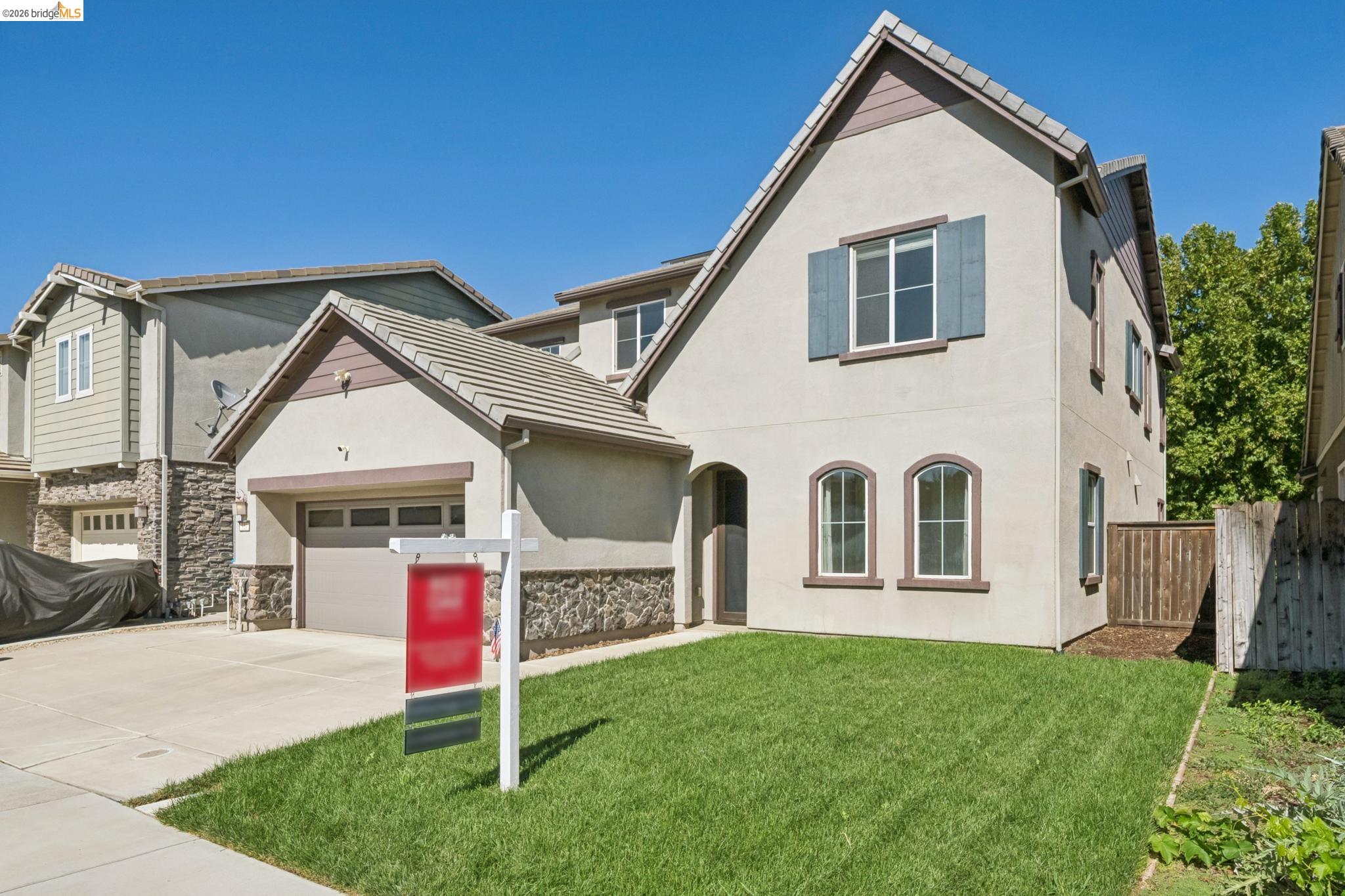 320 Heritage Ln