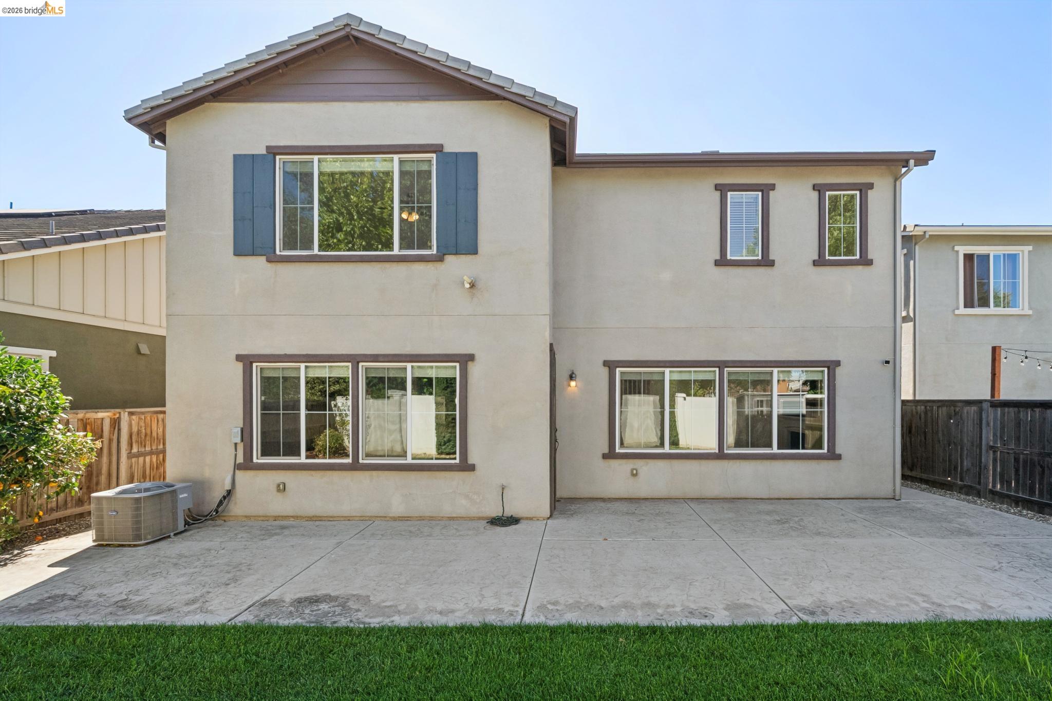 320 Heritage Ln