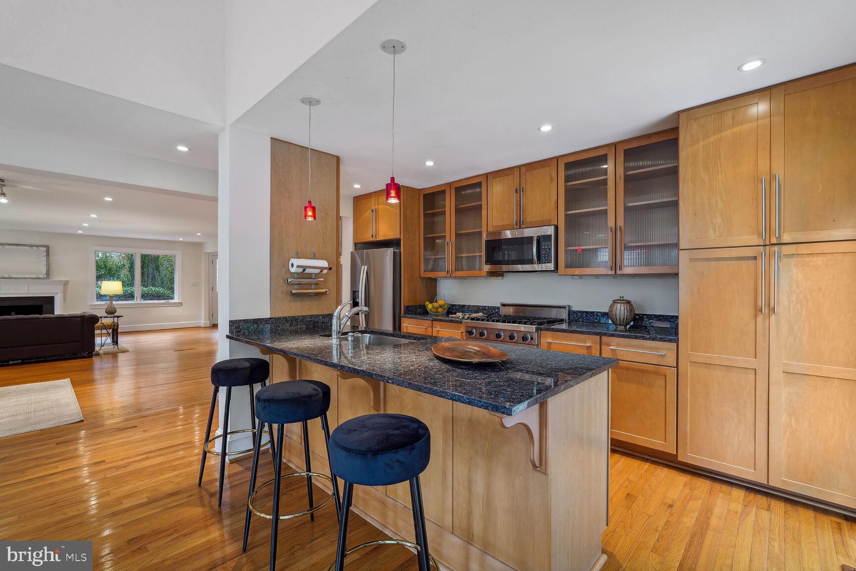 2354 King Pl NW