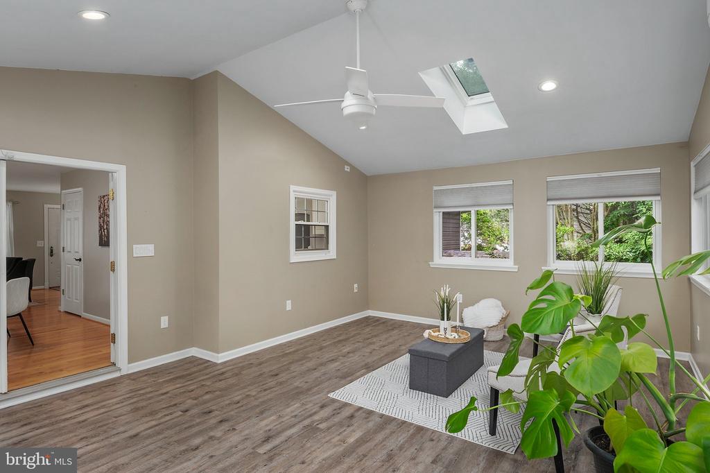 1523 MANOR VIEW ROAD