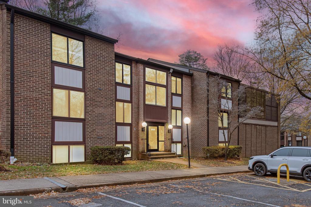 9725 Kings Crown Ct #101